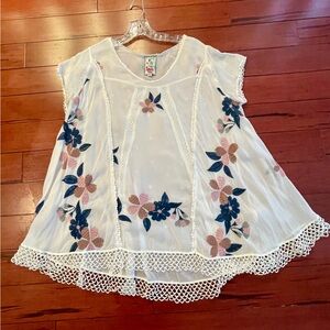 Johnny Was Flyaway oversized cap sleeve rayon  Top. Tunic Fit is like triangle.